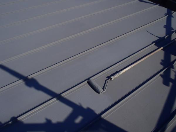 屋根塗装仕上塗りの様子-2