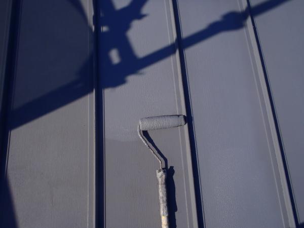 屋根塗装仕上塗りの様子-1